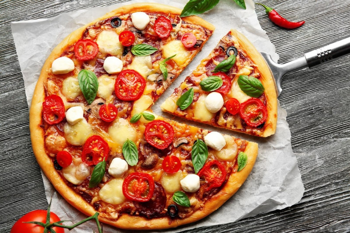 Bạn chỉ n&ecirc;n ăn pizza mỗi tuần từ 1-2 lần v&agrave; mỗi lần kh&ocirc;ng qu&aacute; 100g để duy tr&igrave; c&acirc;n nặng